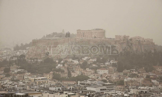 Αφρικανική σκόνη: Αποπνικτική η ατμόσφαιρα και απόκοσμες εικόνες στην Αττική