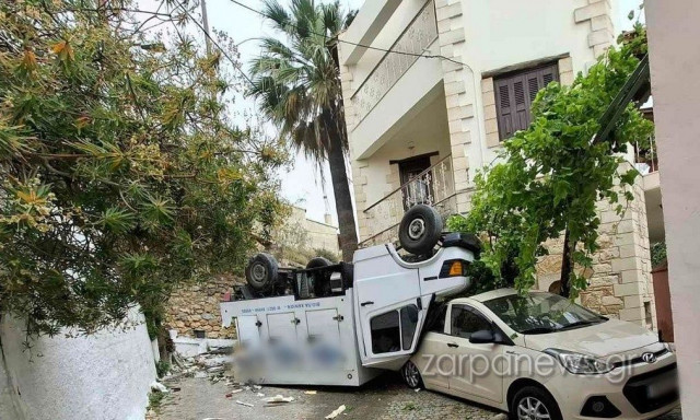 Χανιά: Φορτηγό ανετράπη και έπεσε πάνω σε σταθμευμένο όχημα - Εικόνες