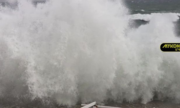Μύκονος: Ισχυροί άνεμοι «σήκωσαν» κύματα ύψους 10 μέτρων - Βίντεο
