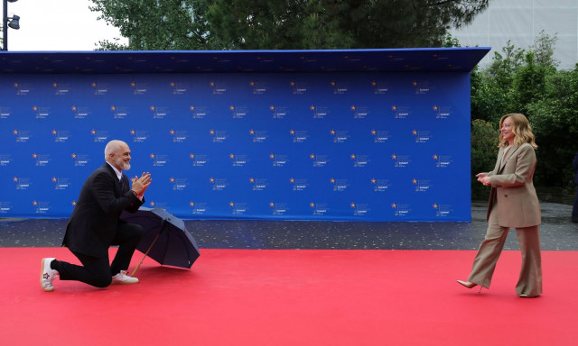 Ο Έντι Ράμα υποδέχτηκε ξανά τη Τζόρτζια Μελόνι στα... γόνατα - Η viral φωτογραφία