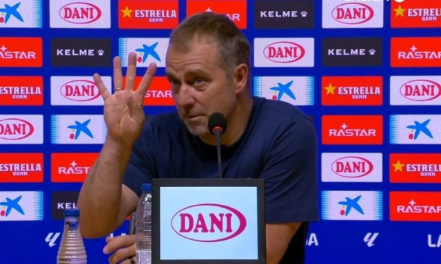 Μπαρτσελόνα: Ο Χάνσι Φλικ έδειξε την αγαπημένη στιγμή της σεζόν με τα 4 δάχτυλά του - Βίντεο