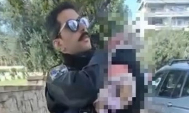 Άλιμος: «Το πήρα αγκαλιά χωρίς δεύτερη σκέψη», είπε στο Newsbomb ο αστυνομικός που έσωσε το βρέφος