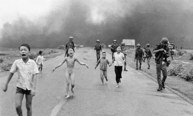 «Αγνώστου πατρός» το «Napalm Girl» - Το ντοκιμαντέρ που άλλαξε την ιστορία της εμβληματικής φωτό