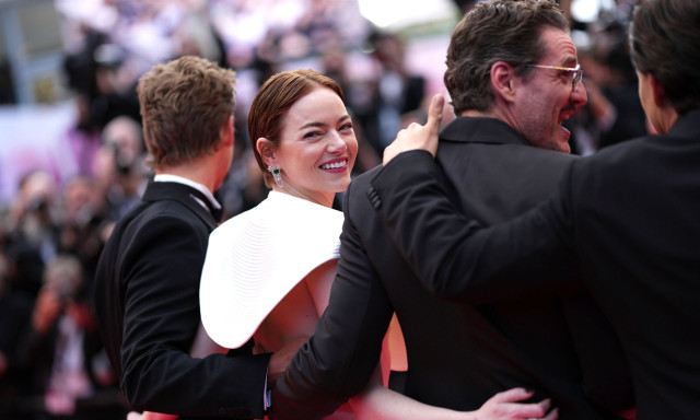 Έμα Στόουν: Δέχθηκε επίθεση από μέλισσα στο Φεστιβάλ των Καννών - Η επική αντίδραση της ηθοποιού