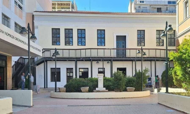 Νομική Σχολή: Σοβαρό ατύχημα στο γκαράζ - Αυτοκίνητο έπεσε στο κενό