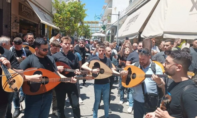 Γλέντι φιλάθλων του ΟΦΗ στο Μαρούσι πριν τον τελικό του Κυπέλλου