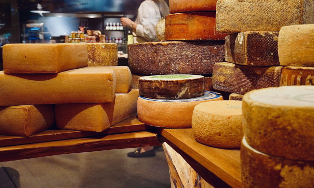 Ξεσκεπάστηκε απάτη με τυριά «φαντάσματα» - Τα πλαστά τιμολόγια και τα ανώνυμα τηλέφωνα