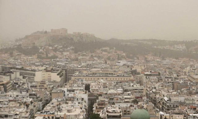 Καιρός: Κατεβάστε τα καλοκαιρινά - Η αφρικανική σκόνη φεύγει, έρχεται καύσωνας