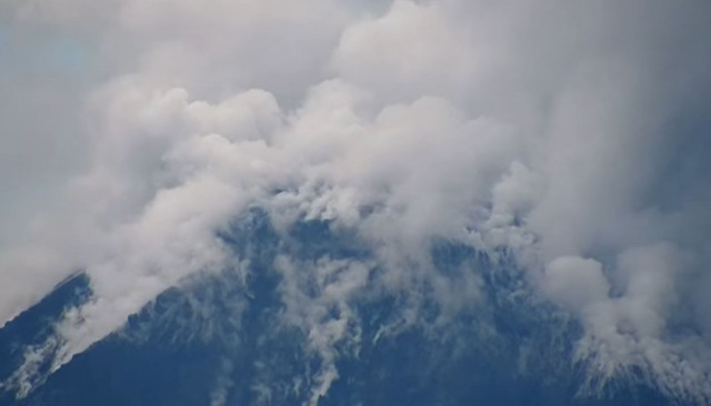 Ινδονησία: Εξερράγη ηφαίστειο στο νησί Φλόρες - Εντυπωσιακές εικόνες