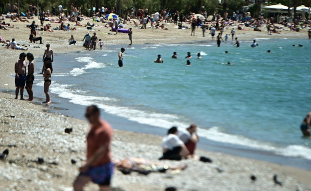 Καιρός: Πλημμύρισαν οι παραλίες της Αττικής - Δείτε βίντεο και φωτογραφίες