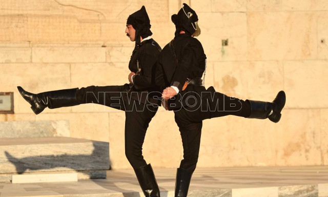 Γενοκτονία των Ποντίων: Με ποντιακή φορεσιά οι Εύζωνες στην αλλαγή φρουράς