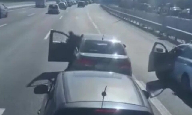 Κηφισός: Οδηγός σταμάτησε το όχημά του στη μεσαία λωρίδα για να κάνει την ανάγκη του!