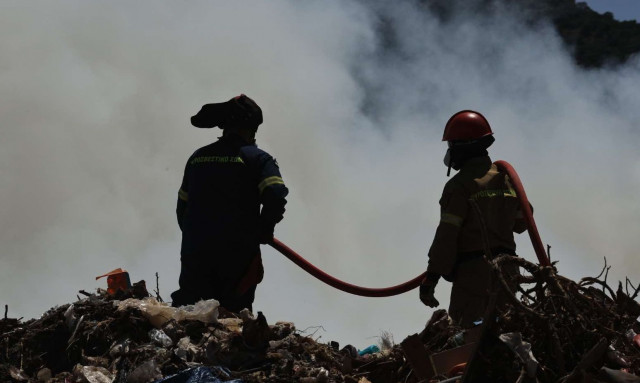 Φωτιά σε υπαίθρια χωματερή στο Καστελόριζο: Φτάνουν στο νησί πυροσβέστες από τη Ρόδο