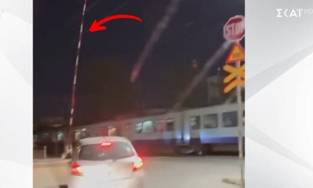 Ταύρος: Τρένα περνούν με τις μπάρες ανοιχτές - Βίντεο ντοκουμέντο