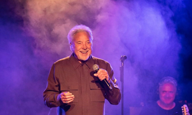 Ενας μήνας μας χωρίζει από τη ζωντανή εμφάνιση του Τομ Τζόουνς στο θέατρο Λυκαβηττού