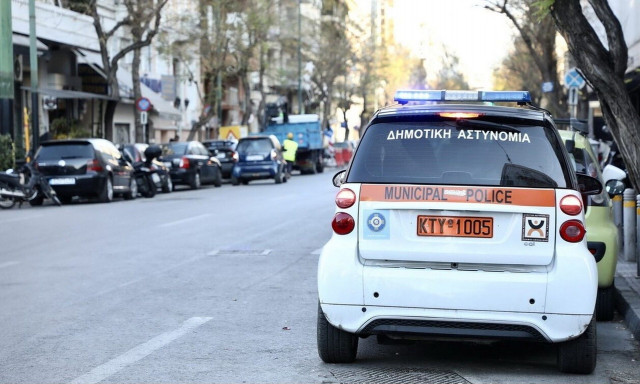 Χρέη για παράνομη στάθμευση: Οι δήμοι θα τα «παίρνουν» απευθείας από τους τραπεζικούς λογαριασμούς