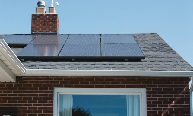 Χιλιάδες πολίτες που έχουν εγκαταστήσει φωτοβολταϊκά στη στέγη βρίσκονται στα κάγκελα