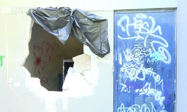 Νέα Ιωνία: Απίστευτος βανδαλισμός σε σχολείο - Άνοιξαν τρύπα με βαριοπούλα και έκαναν γκράφιτι