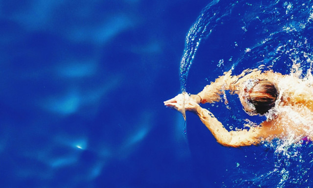 Παρ'ολίγον τραγωδία στο Αίγιο: Λουόμενη παρασύρθηκε από θαλάσσια ρεύματα