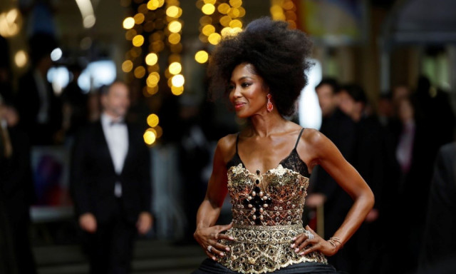 Ναόμι Κάμπελ: Άστραψαν τα φλας των φωτογράφων στο κόκκινο χαλί των Καννών