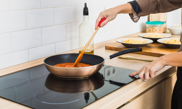 Πώς να καθαρίσετε την επαγωγική εστία χωρίς τρίψιμο