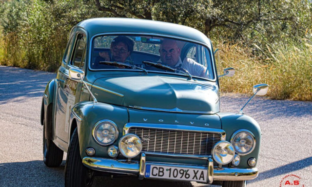 Midnight στο Ναύπλιο με βίντατζ βόλτα, στυλ και ταχύτητα - Ιστορικά οχήματα και λάμψη