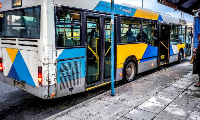 Ρομά επιτέθηκαν σε οδηγούς λεωφορείων και βανδάλισαν οχήματα με κατσαβίδια και πυροσβεστήρες