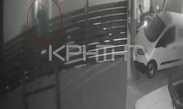 Ηράκλειο: Καρέ – καρέ η στιγμή που η γυναίκα πετά το νεογέννητο αγοράκι της στα σκουπίδια