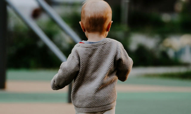 Χανιά: Σωτήρια επέμβαση ναυαγοσώστη - Έσωσε αγοράκι 1 έτους που πνίγηκε ενώ έτρωγε