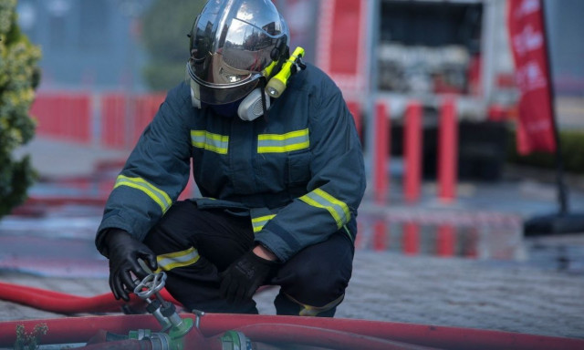 Φωτιά στο πάρκινγκ του Μικρολίμανου