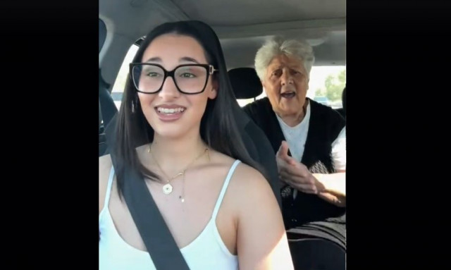 Κλαυδία: «Επιστρατεύει» τη γιαγιά της στο TikTok - Επικό βίντεο με το καινούριο της τραγούδι