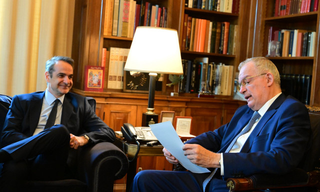 Ο Κώστας Τασούλας υποδέχεται τον Κυριάκο Μητσοτάκη στο Προεδρικό Μέγαρο