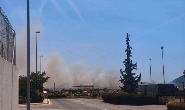 Φωτιά στο Μαρκόπουλο: Ενισχύθηκαν οι πυροσβεστικές δυνάμεις – Εκτροπές στην κυκλοφορία των οχημάτων