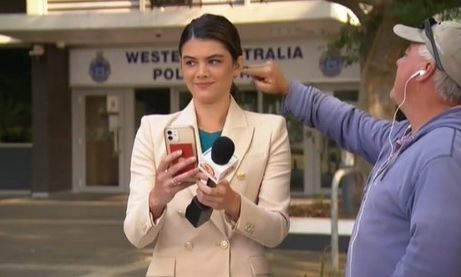 Αυστραλία: Εικονολήπτης στερέωσε με... σάλιο την τούφα δημοσιογράφου - Η αντίδρασή της