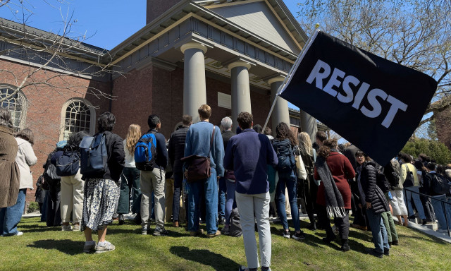 Χάρβαρντ: Δικαστήριο μπλόκαρε την απόφαση Τραμπ για την απαγόρευση εγγραφής ξένων φοιτητών