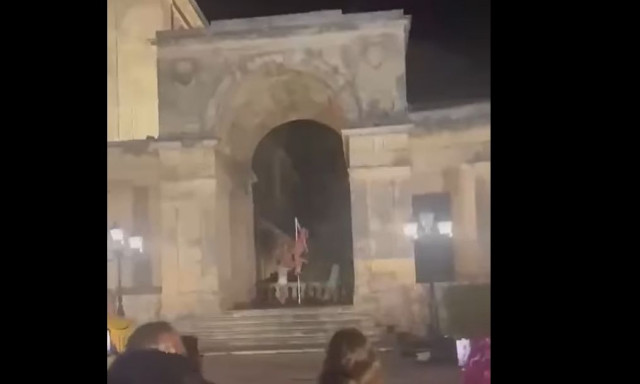 Κέρκυρα: Ημίγυμνα μοντέλα κάνουν pole dancing και φωτογραφίζονται έξω από τα παλαιά ανάκτορα