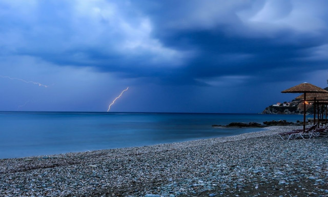 Καιρός: Από τις παραλίες στα έντονα καιρικά φαινόμενα – Πότε και πού θα ξεκινήσουν οι καταιγίδες