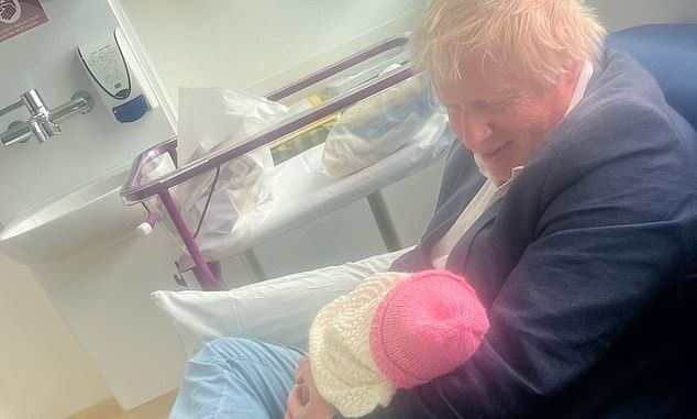 Μπόρις Τζόνσον: Η Κάρι Τζόνσον έφερε στον κόσμο το τέταρτο παιδί τους - «Είμαστε ξετρελαμένοι»