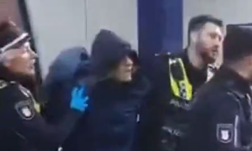 Αμβούργο: Σε αμόκ η γυναίκα με την κουκούλα - Μαχαίρωσε 18 στον κεντρικό σταθμό