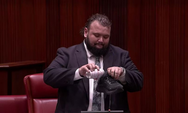 Αυστραλία: Βουλευτής αποχαιρέτησε το κοινοβούλιο πίνοντας μπύρα από το… παπούτσι του