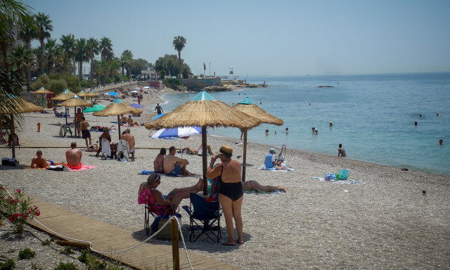 Οι Αθηναίοι φόρεσαν μαγιό και κατέκλυσαν τις παραλίες της Αττικής: «Ανάσα» δροσιάς μέσα στον καύσωνα
