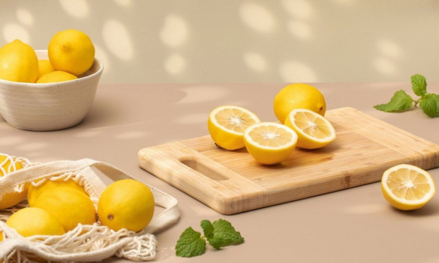 Τρίψτε μισό λεμόνι σε αυτές τις περιοχές στο μπάνιο