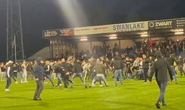 Ολλανδία: «Άγριο» ξύλο μετά από «ντου» οπαδών στον αγωνιστικό χώρο! – Δείτε το βιντεο
