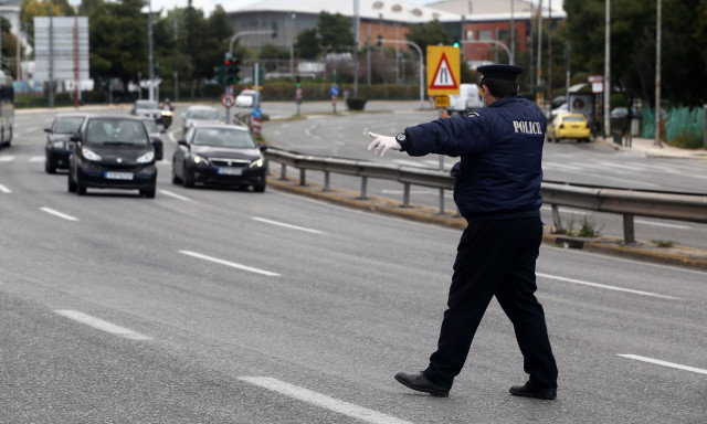 Ελληνικό: Αυτοκίνητο έπεσε πάνω σε ποδηλάτες στην Ποσειδώνος – Πέντε τραυματίες