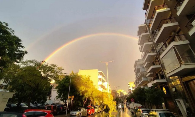 Μαγική εικόνα με διπλό ουράνιο τόξο στον ουρανό της Θεσσαλονίκης μετά την μπόρα