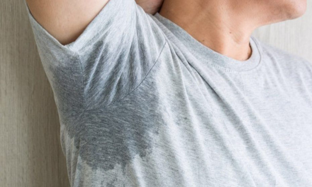 Διώξτε τους αντιαισθητικούς λεκέδες ιδρώτα της μασχάλης από τα ρούχα σας