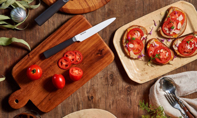 Ξεχάστε το βραστό νερό - Πώς να ξεφλουδίσετε γρήγορα τις ντομάτες