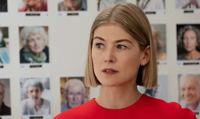 Ρόζαμουντ Πάικ: Λήστεψαν και χτύπησαν τη διάσημη ηθοποιό στο δρόμο