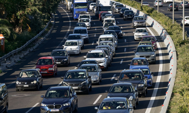 Στη Βουλή ο νέος ΚΟΚ: Στο «στόχαστρο» οδήγηση με κινητό, όρια ταχύτητας και λεωφορειολωρίδες