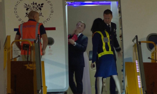 «Ξεσάλωσε» το Twitter με το χαστούκι της Μπριζίτ στον Εμανουέλ Μακρόν – «Ξύπνα, κάνε κάτι»